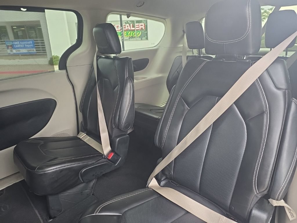 Used 2023 Chrysler Pacifica Touring-L FWD image 23