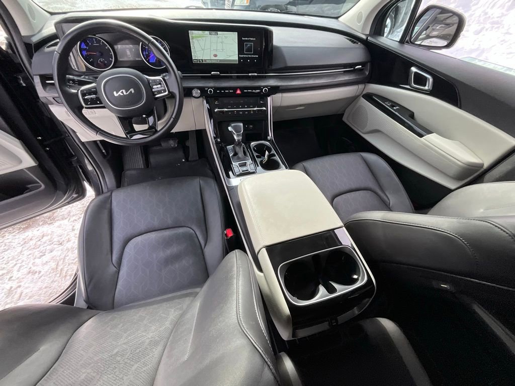 Used 2024 Kia Carnival EX image 24