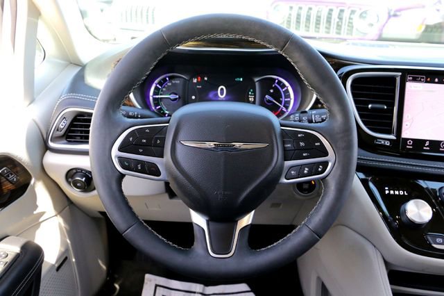 Used 2022 Chrysler Pacifica Limited w/ Uconnect Theater Family Group image 28