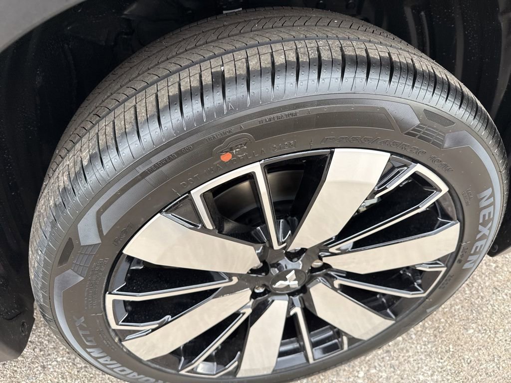 New 2025 Mitsubishi Outlander SE image 13