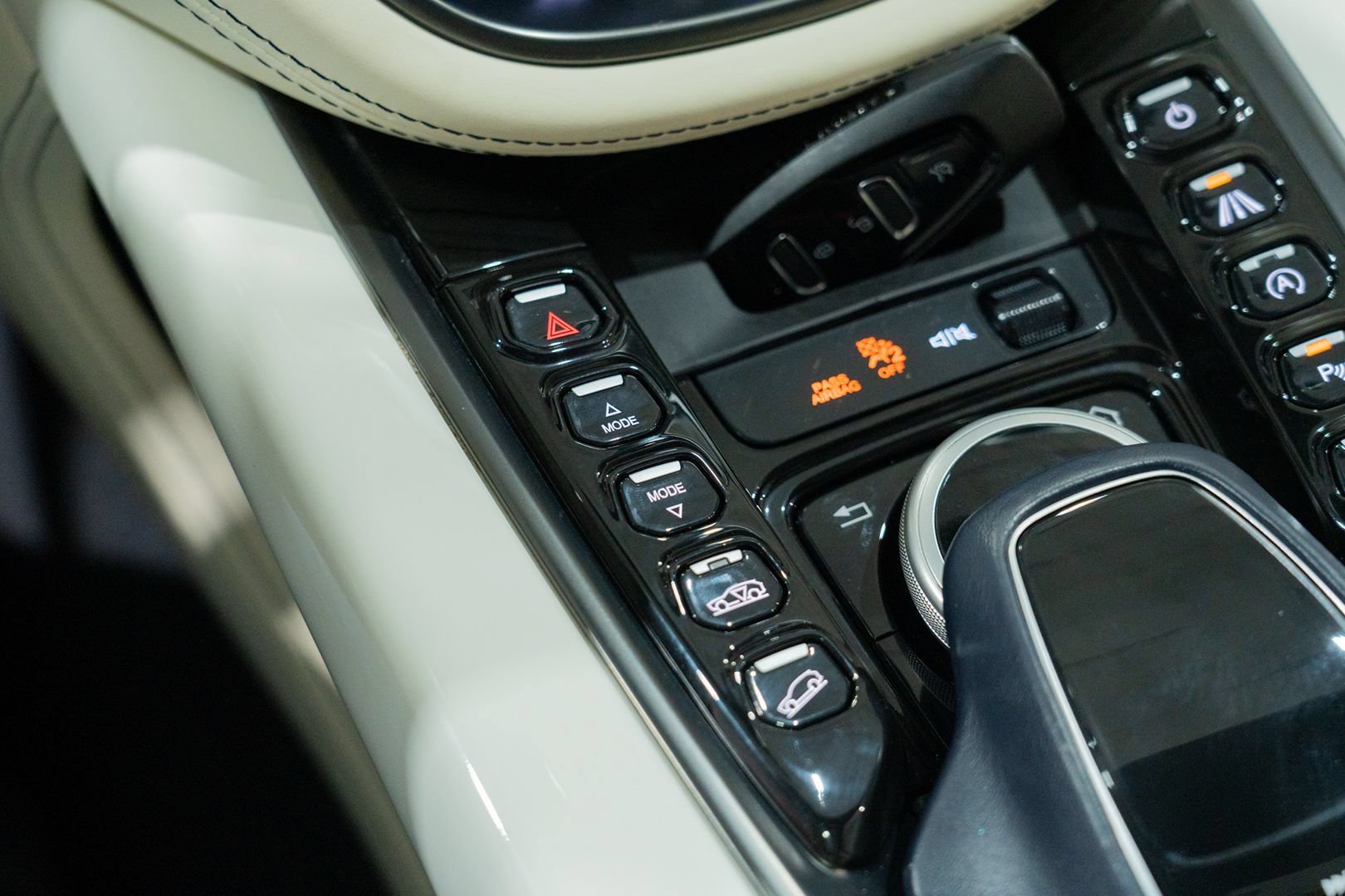 Used 2021 Aston Martin DBX AWD/4WD image 54