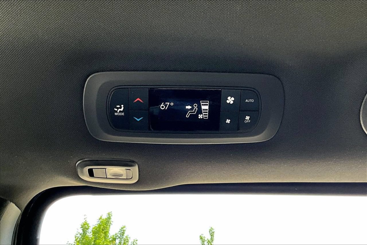 Used 2023 Chrysler Pacifica Limited w/ S Appearance Package FWD image 17