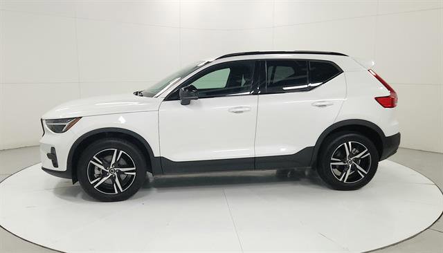Used 2024 Volvo XC40 B5 Core image 5