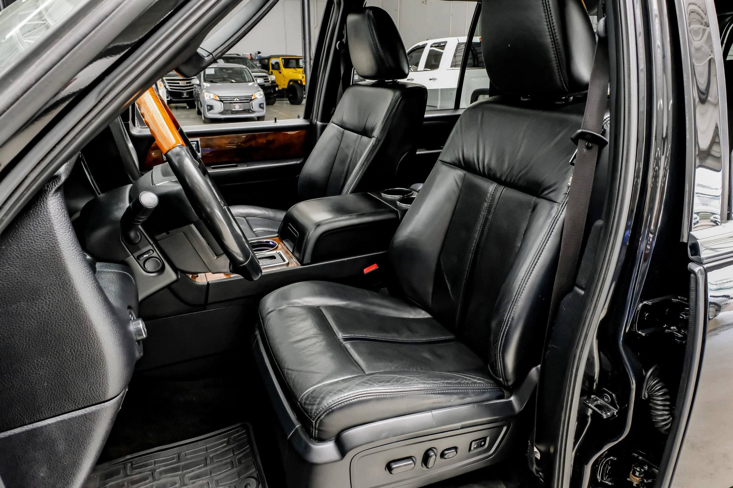 Used 2015 Lincoln Navigator 2WD image 33