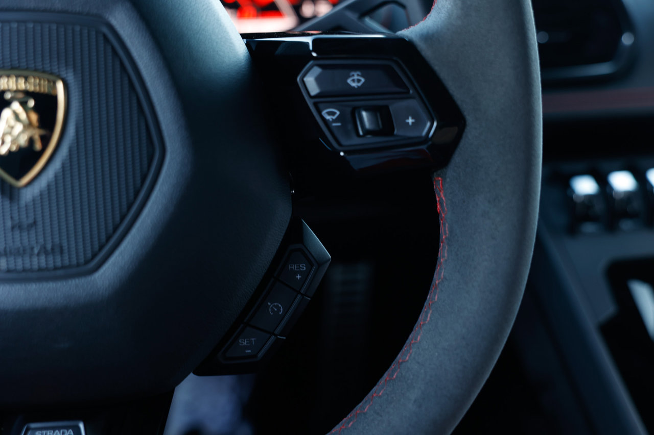 Used 2020 Lamborghini Huracan EVO image 27