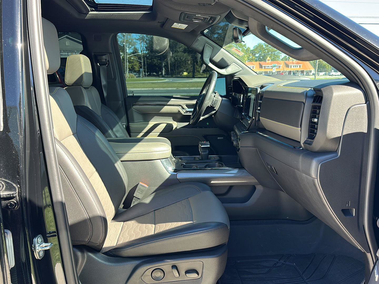 Used 2023 Chevrolet Silverado 1500 ZR2 w/ Technology Package AWD/4WD image 12