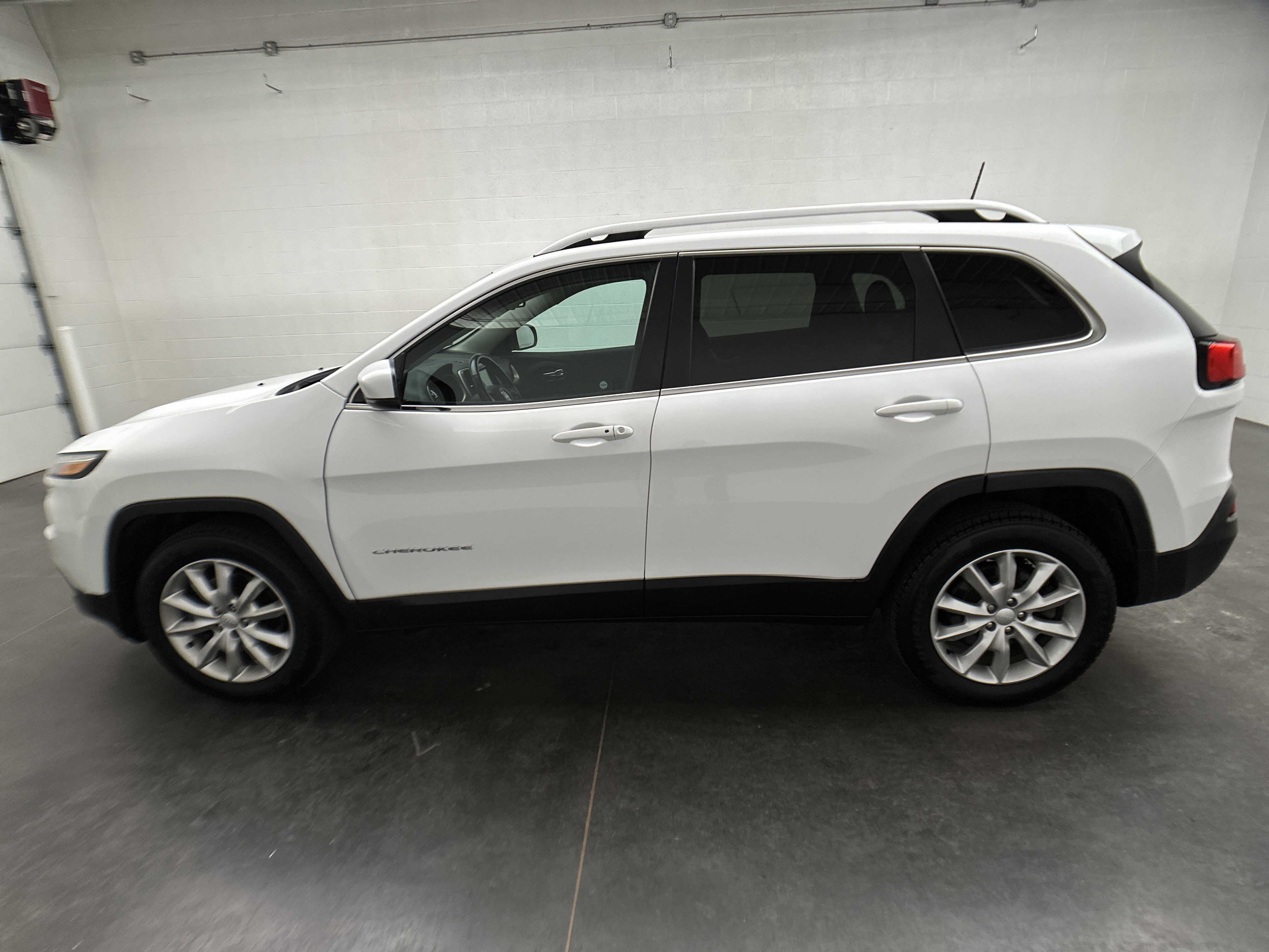 Used 2018 Jeep Cherokee Limited image 37