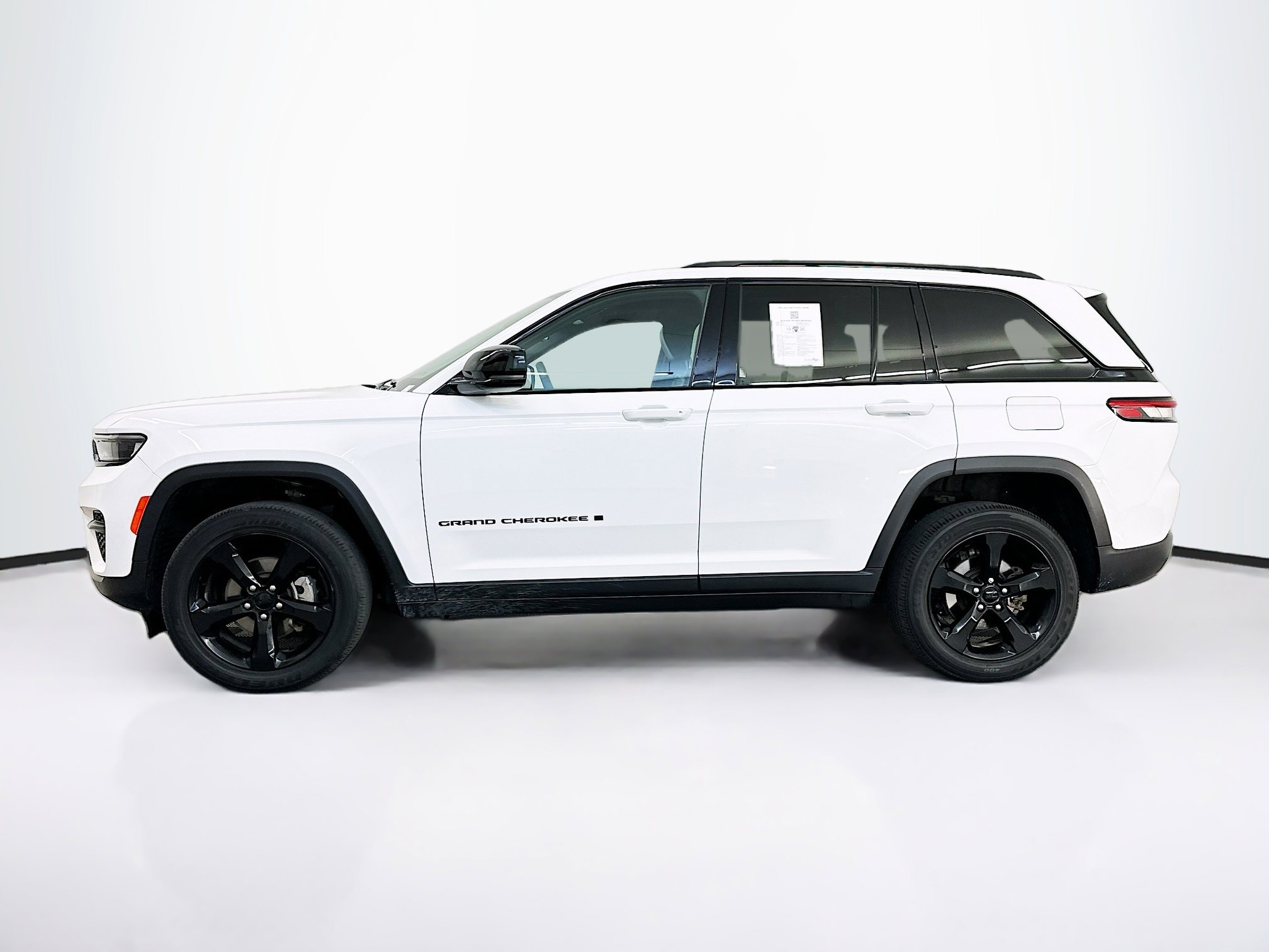 Used 2023 Jeep Grand Cherokee Altitude image 4
