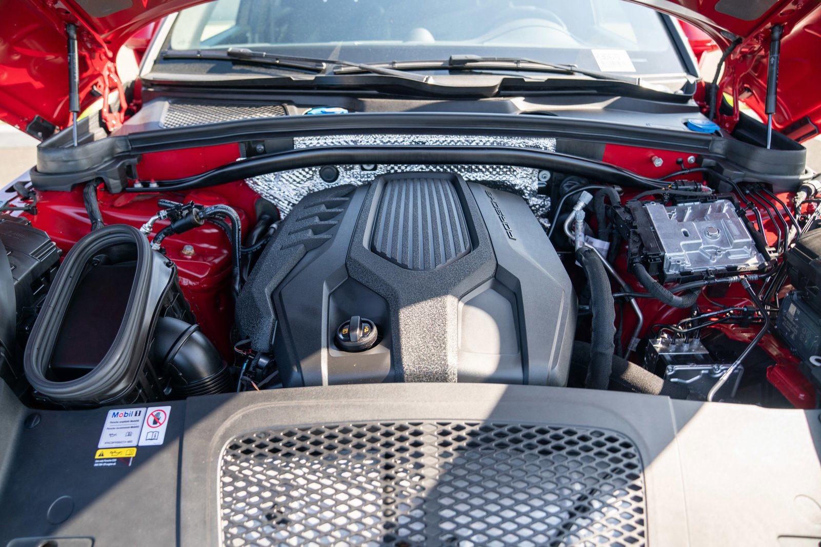 Certified 2023 Porsche Macan AWD/4WD image 29