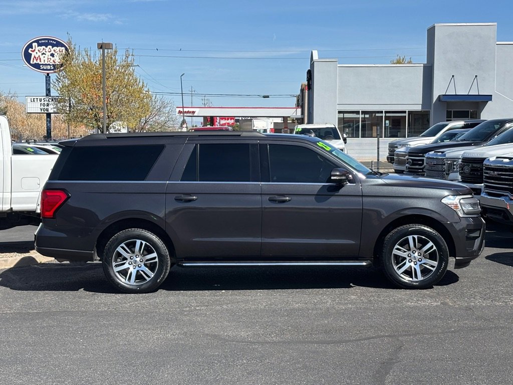 Used 2023 Ford Expedition Max XLT image 3