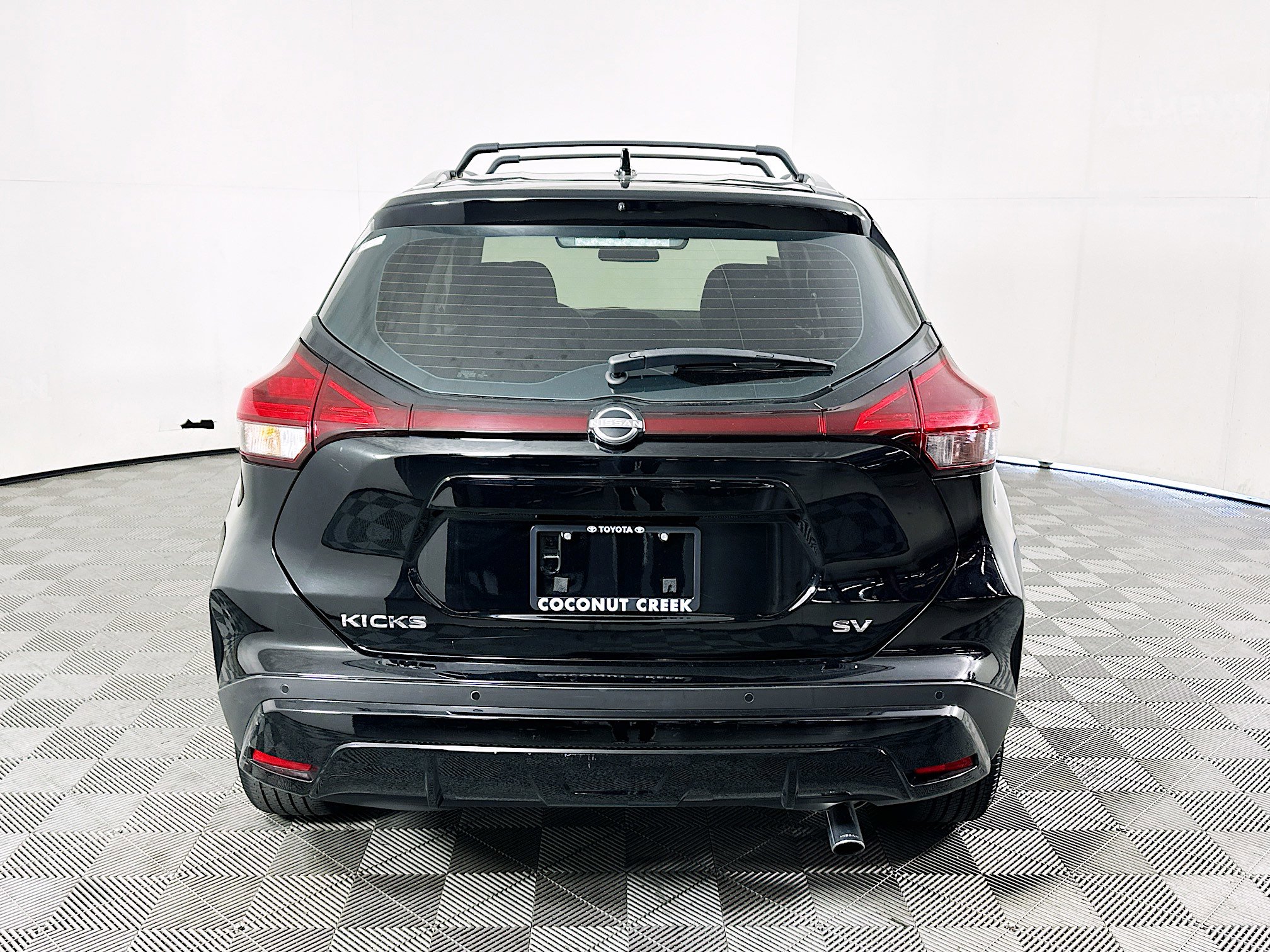 Used 2022 Nissan Kicks SV w/ Exterior Package FWD image 4