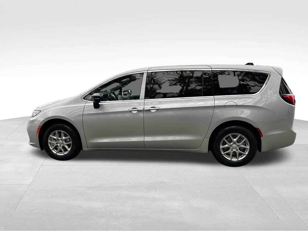 New 2026 Chrysler Pacifica Select image 3