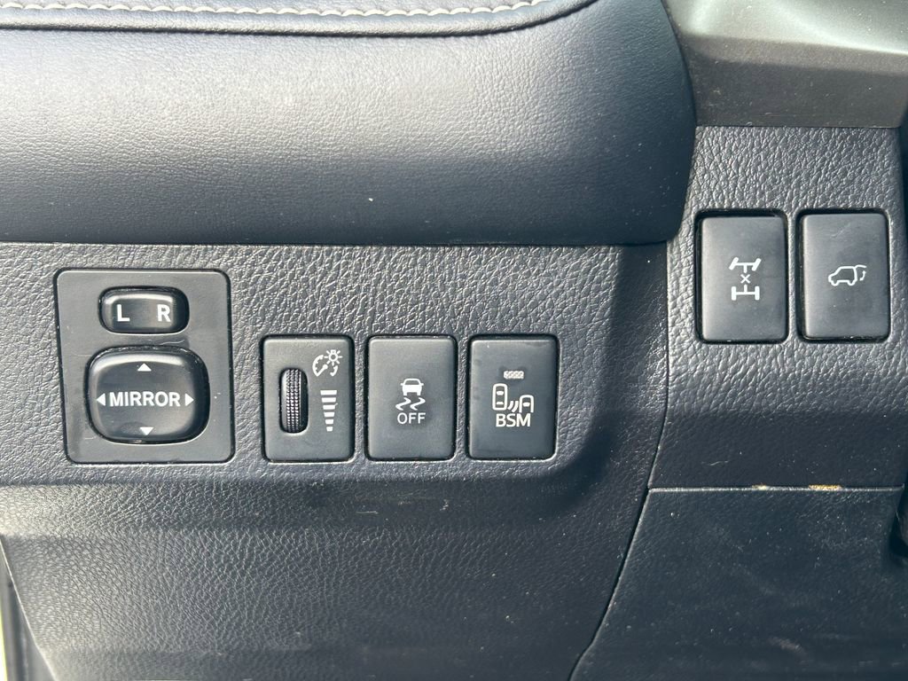 Used 2015 Toyota RAV4 Limited w/ Technology Package image 25
