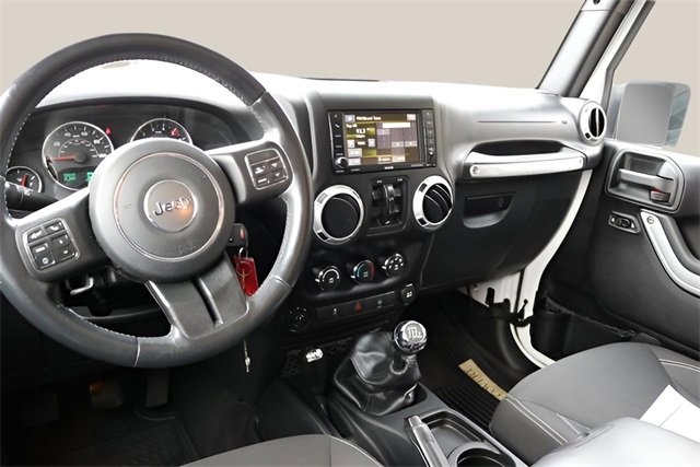 Used 2016 Jeep Wrangler Unlimited Rubicon w/ Connectivity Group image 13