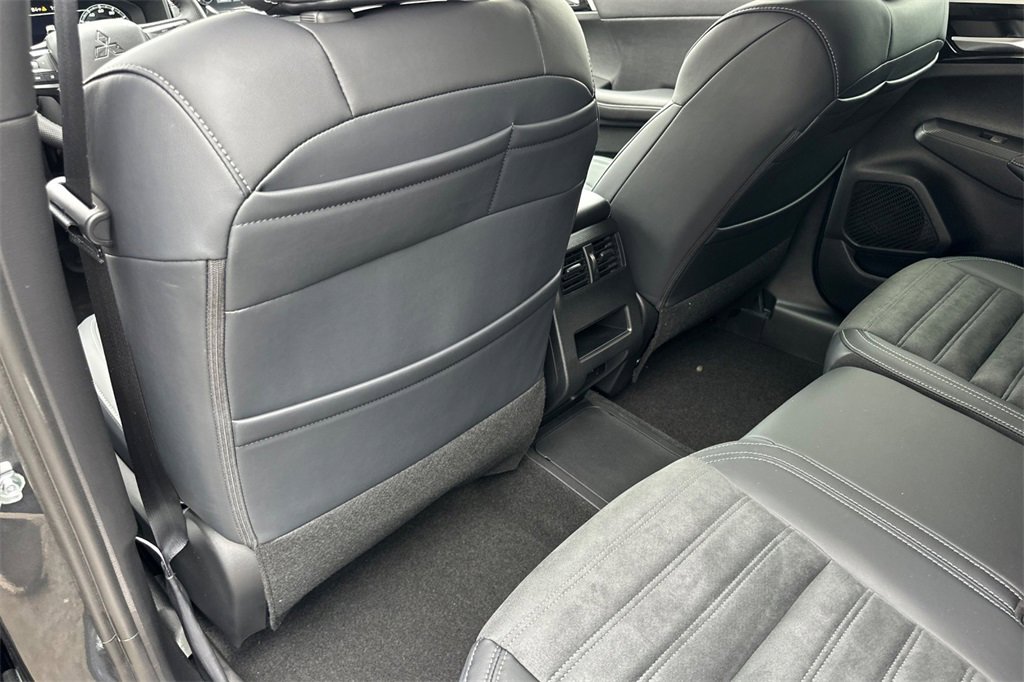 New 2025 Mitsubishi Outlander SE image 13