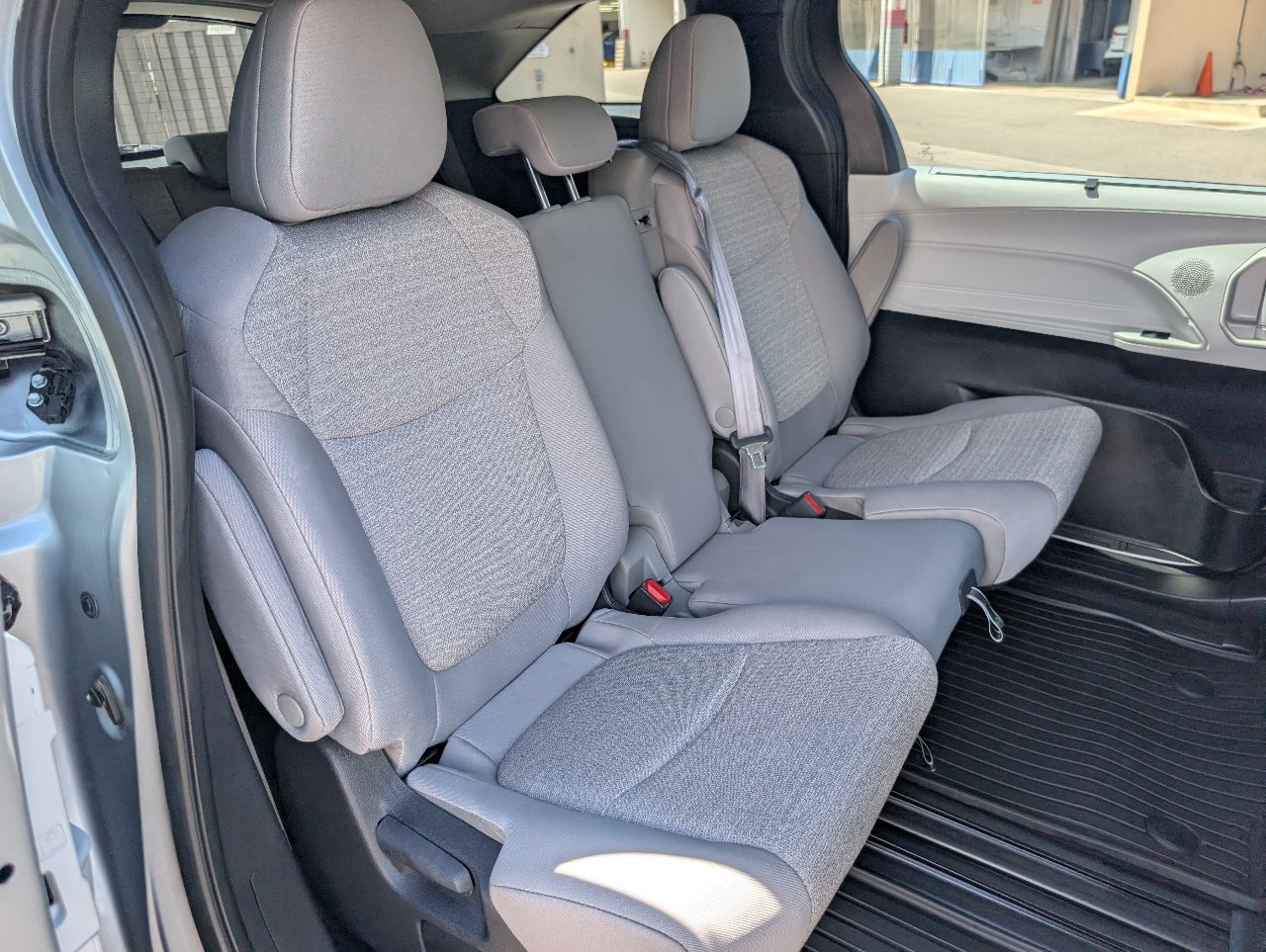 Used 2025 Toyota Sienna LE FWD image 5