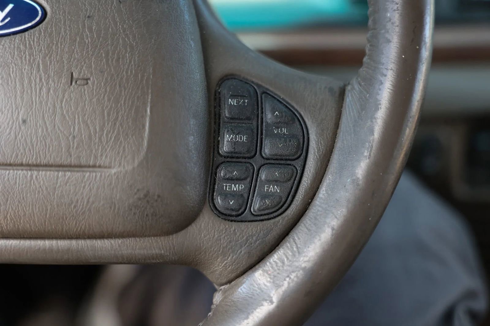 Used 2004 Ford Crown Victoria LX RWD image 25