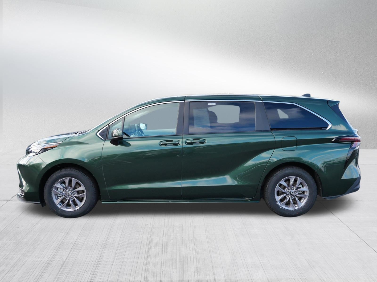 Certified 2025 Toyota Sienna LE AWD/4WD image 5