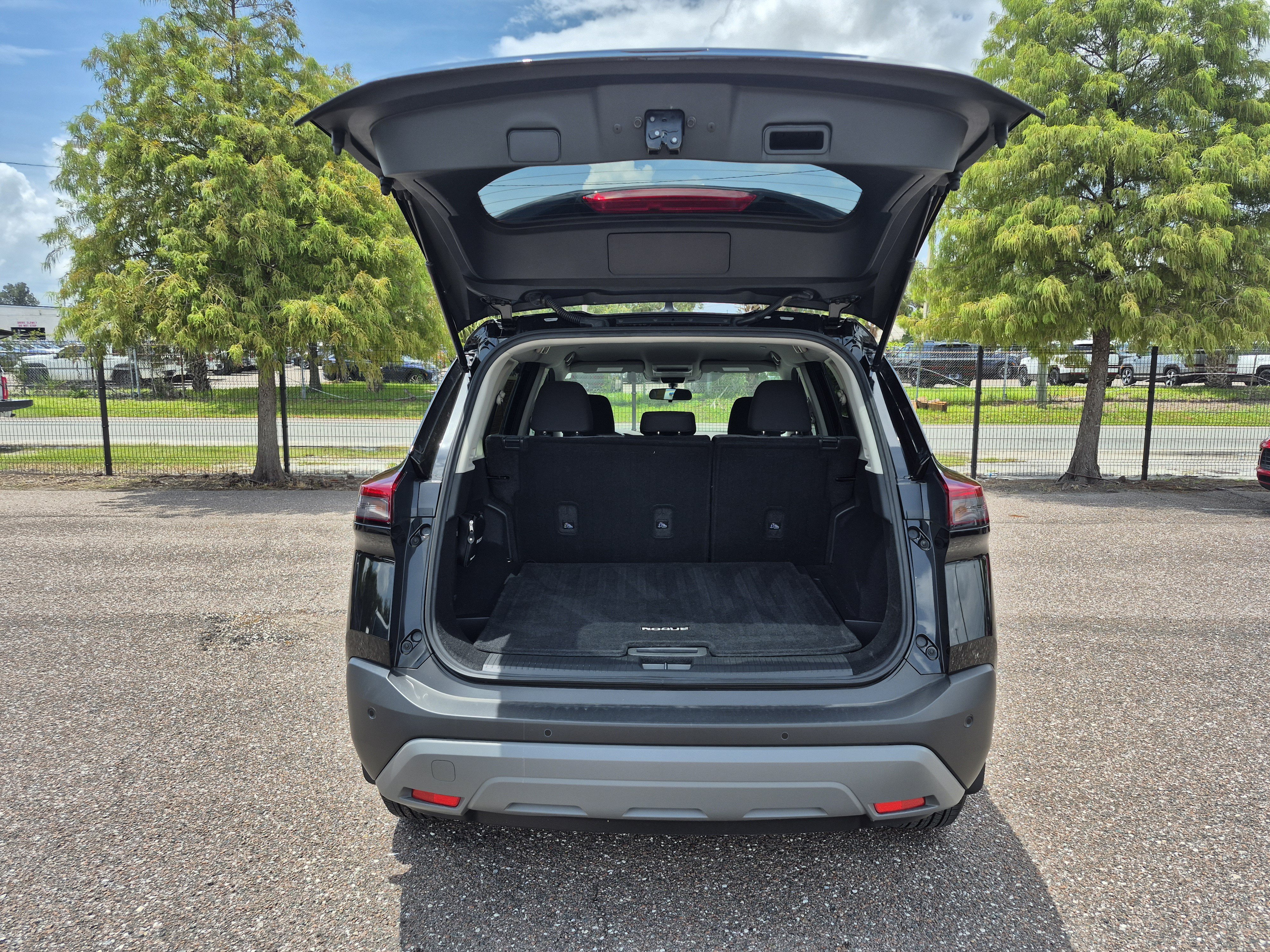 Used 2022 Nissan Rogue S FWD image 13