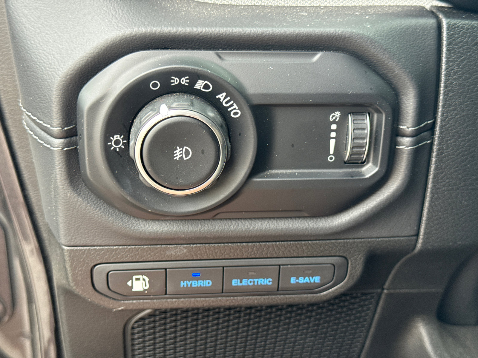 Used 2025 Jeep Wrangler Sahara image 30