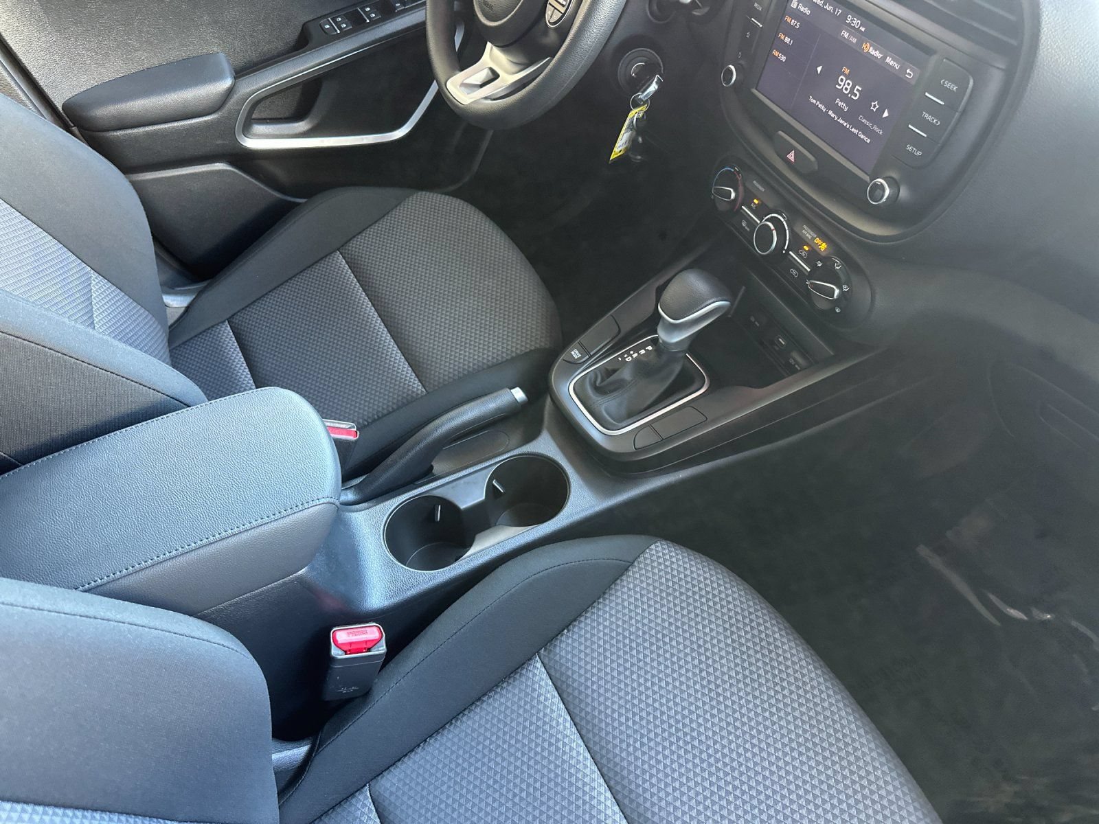 Used 2025 Kia Soul LX w/ LX Technology Package FWD image 16