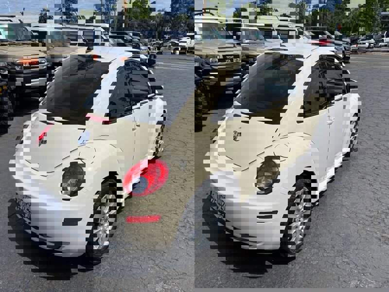 Used 2009 Volkswagen Beetle S image 4