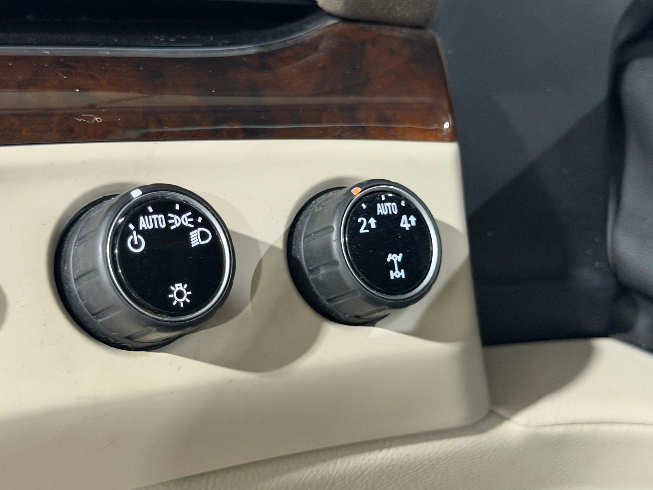 Used 2015 Cadillac Escalade Luxury AWD/4WD image 25