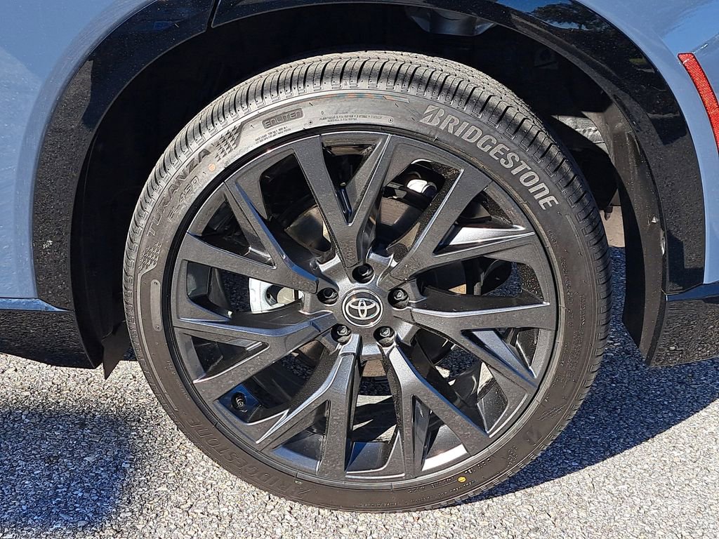 Certified 2025 Toyota Crown Signia image 5