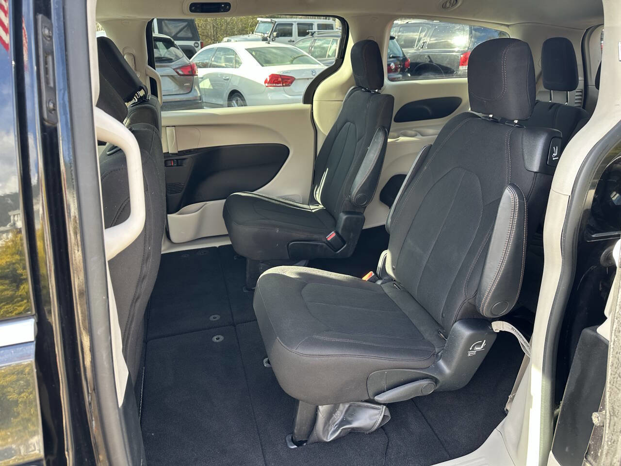 Used 2017 Chrysler Pacifica Touring image 22