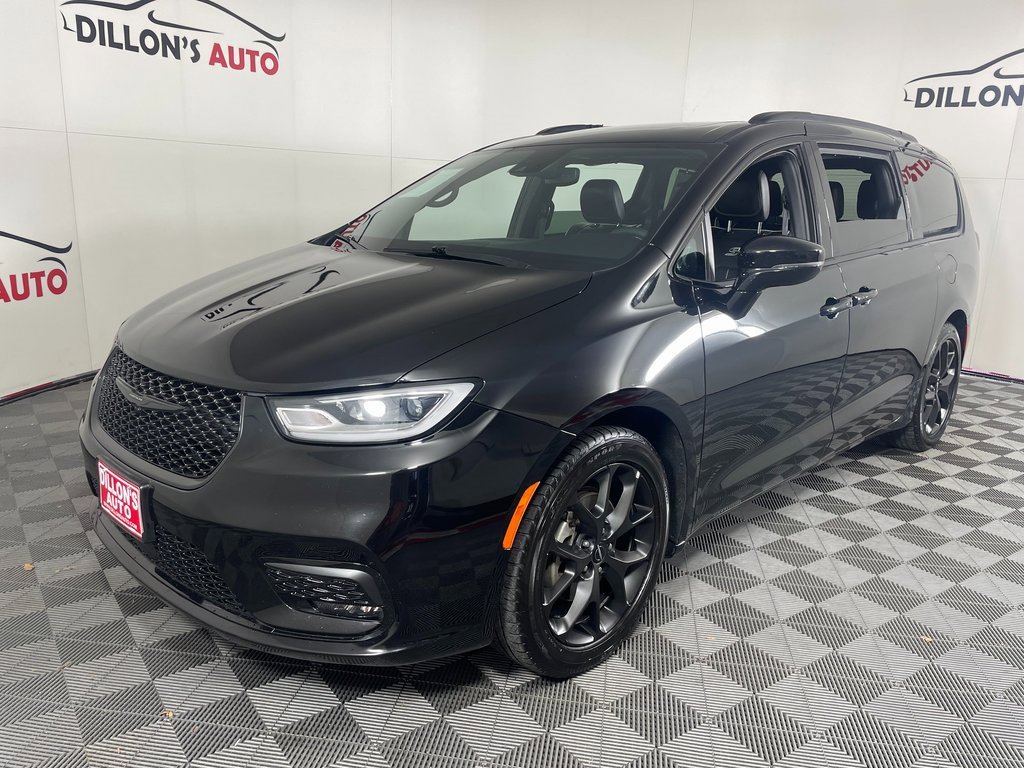 Used 2024 Chrysler Pacifica Limited w/ S Appearance Package image 2