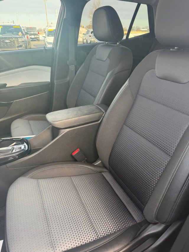 Used 2025 Chevrolet Trax LT w/ LT Convenience Package image 13