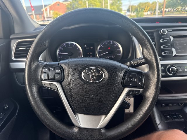 Used 2019 Toyota Highlander LE AWD/4WD image 16