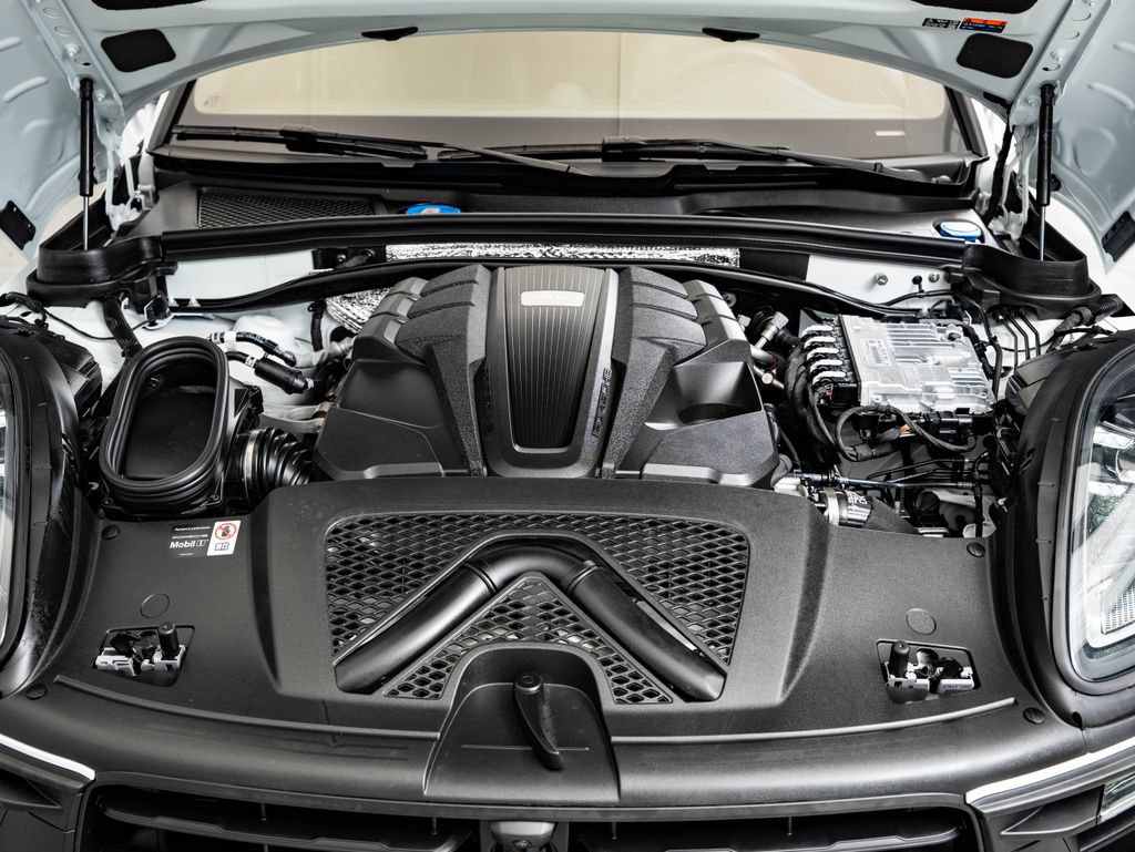 Certified 2026 Porsche Macan GTS AWD/4WD image 47
