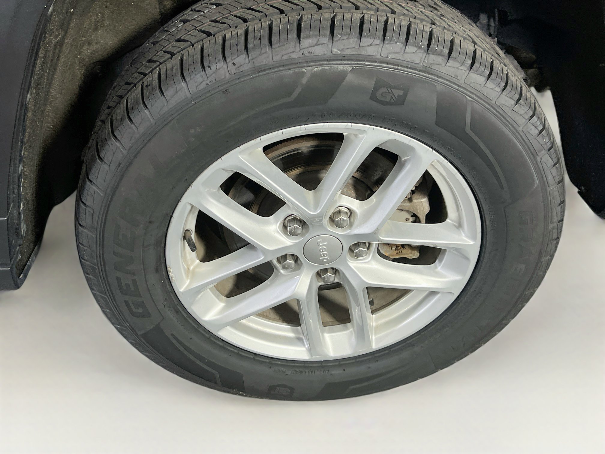 Used 2023 Jeep Grand Cherokee Laredo AWD/4WD image 29