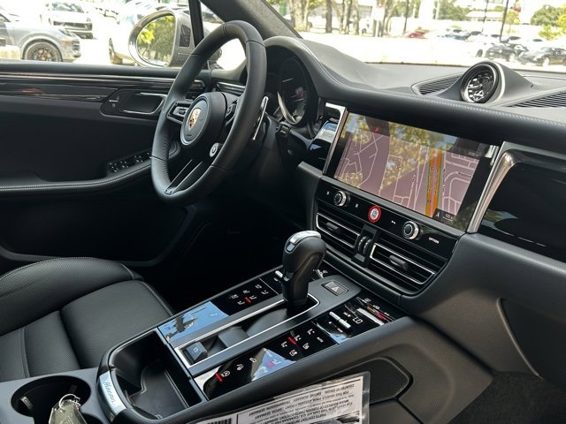 Certified 2025 Porsche Macan image 18