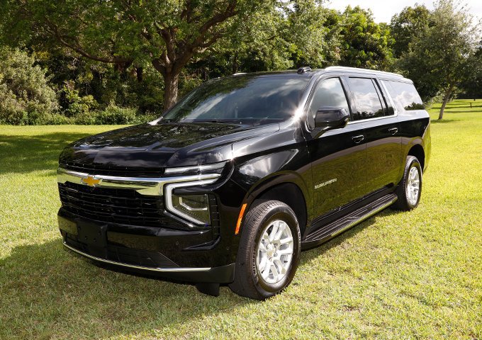 Used 2025 Chevrolet Suburban LS RWD image 5