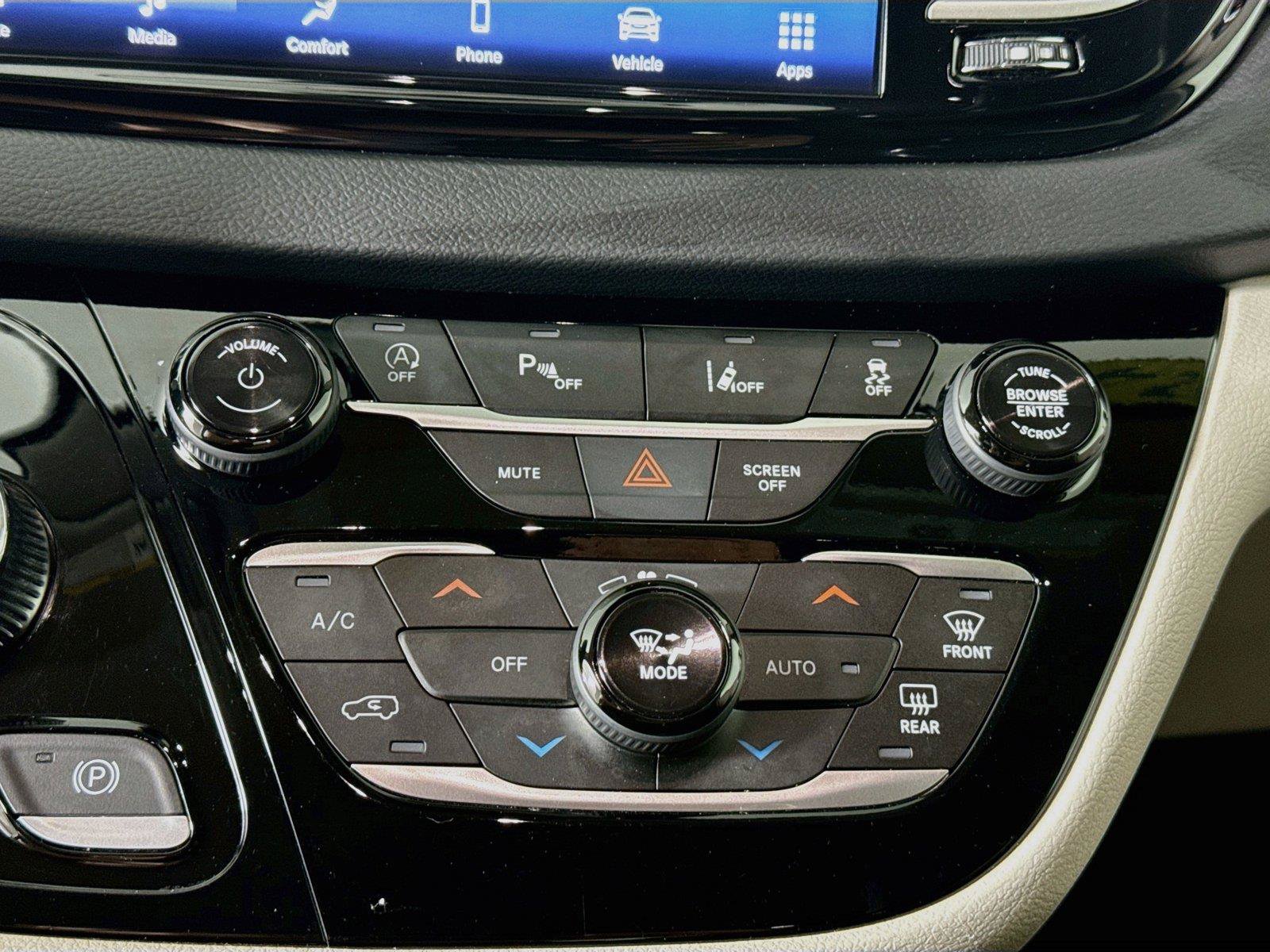 Used 2024 Chrysler Pacifica Touring-L FWD image 9