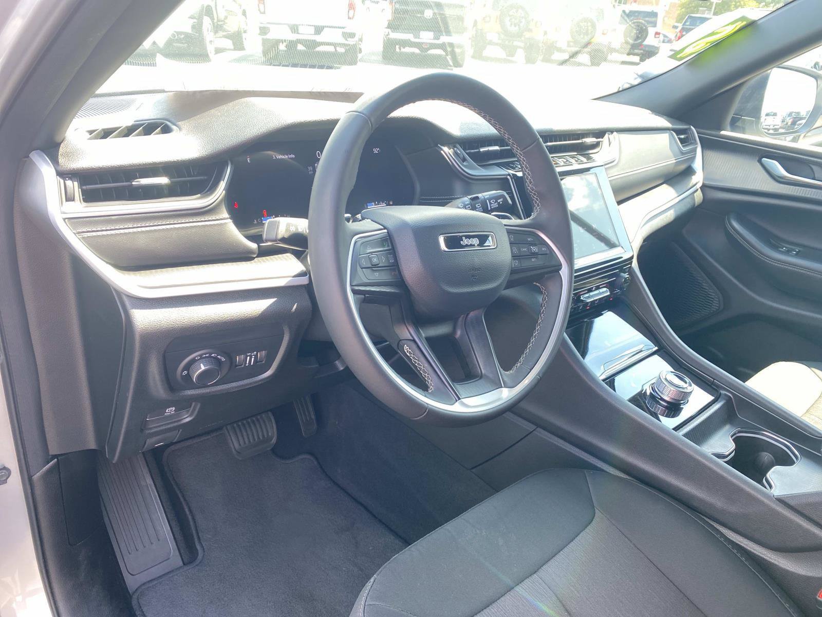 Used 2025 Jeep Grand Cherokee Laredo RWD image 25