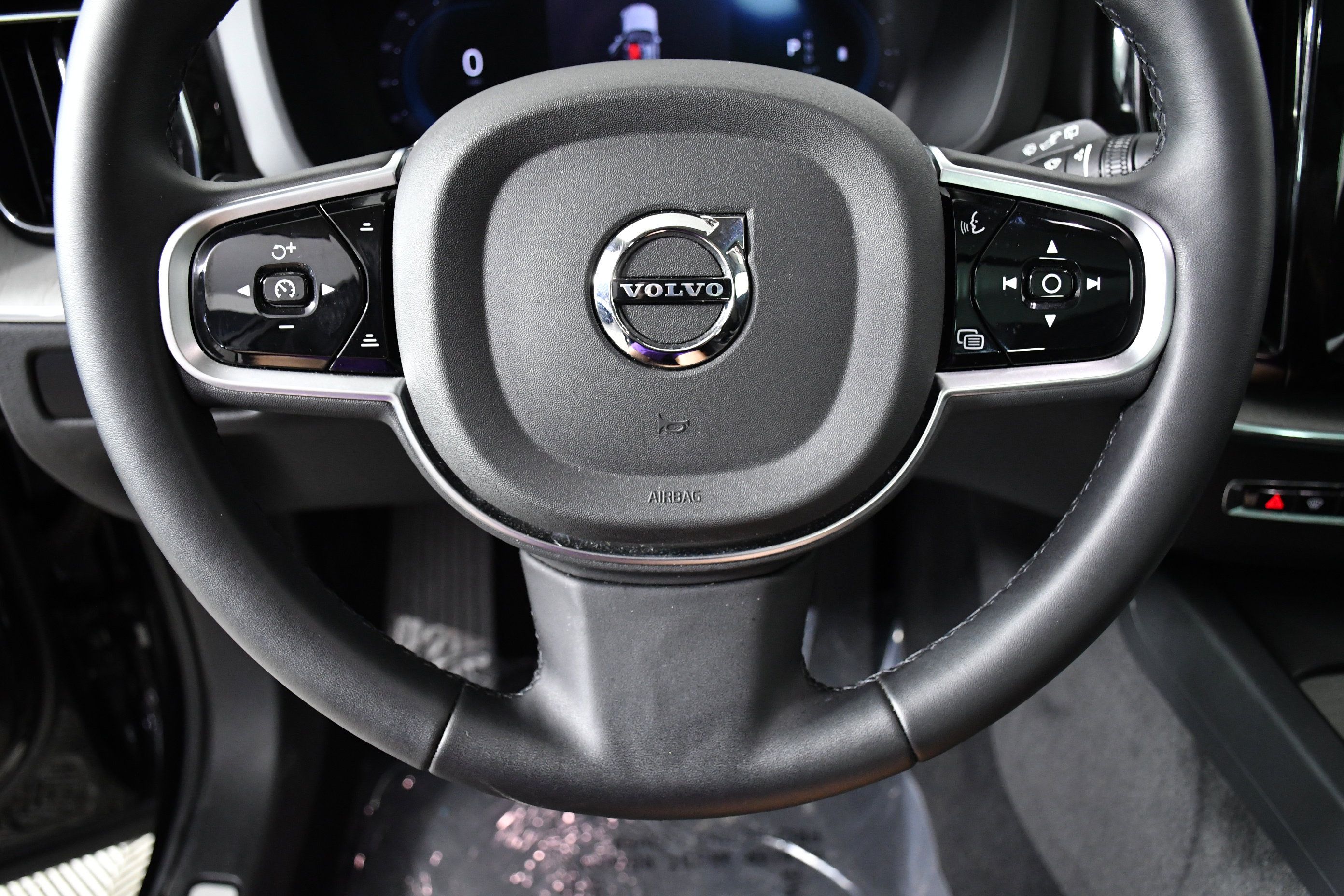 Used 2025 Volvo XC60 B5 Plus image 10