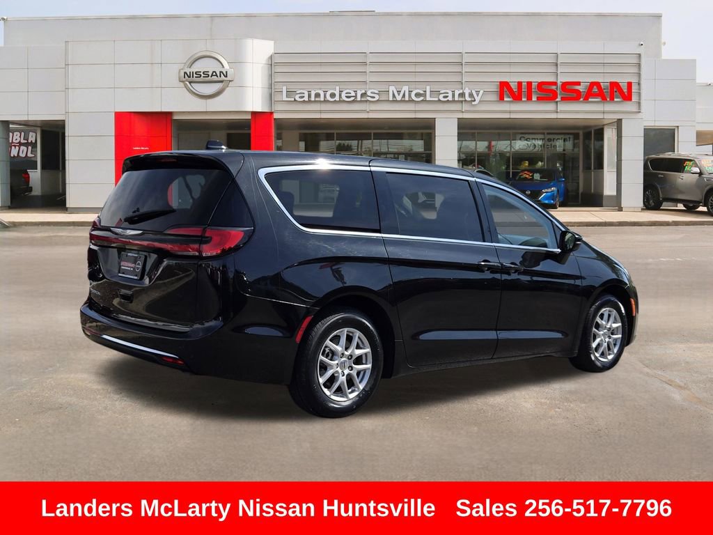 Used 2023 Chrysler Pacifica Touring-L FWD image 3