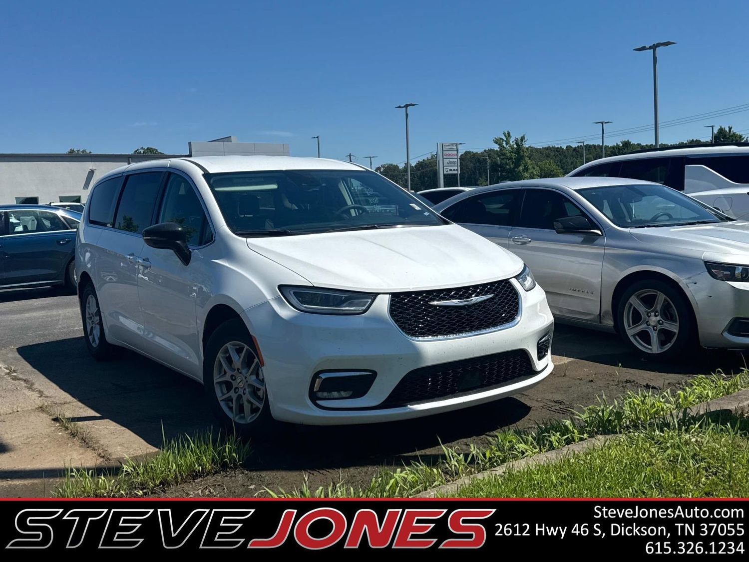 Used 2024 Chrysler Pacifica Touring-L FWD image 1
