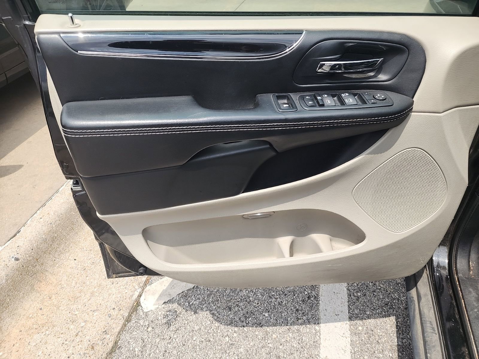 Used 2017 Dodge Grand Caravan SXT FWD image 18