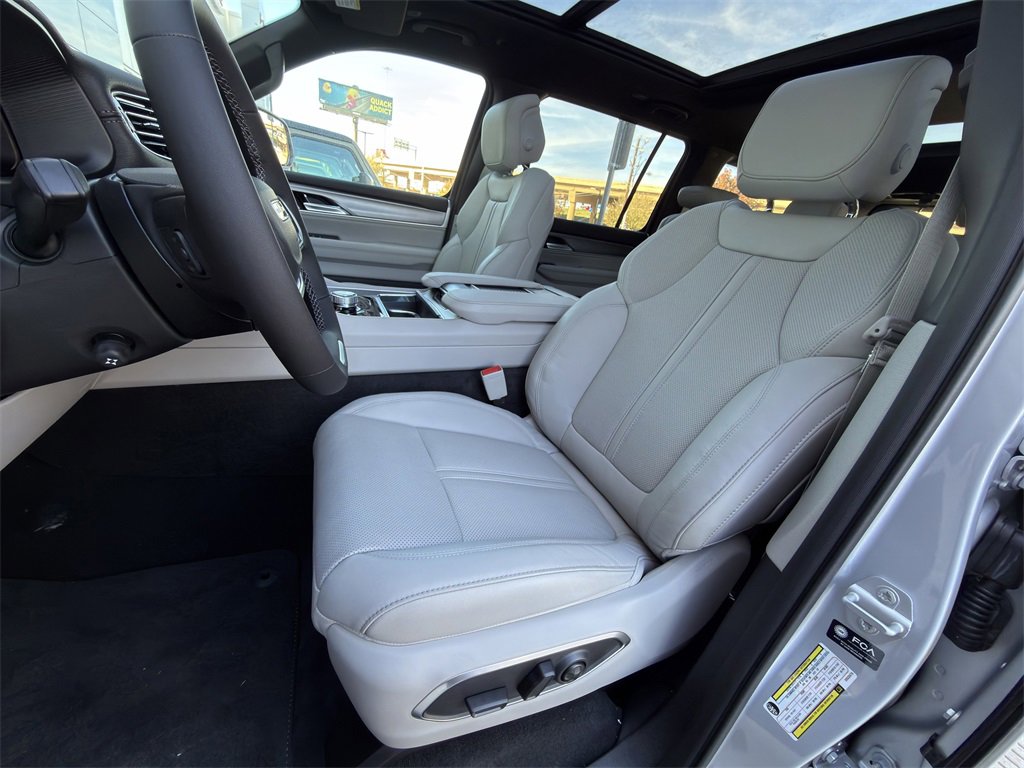 New 2025 Jeep Wagoneer Base image 18