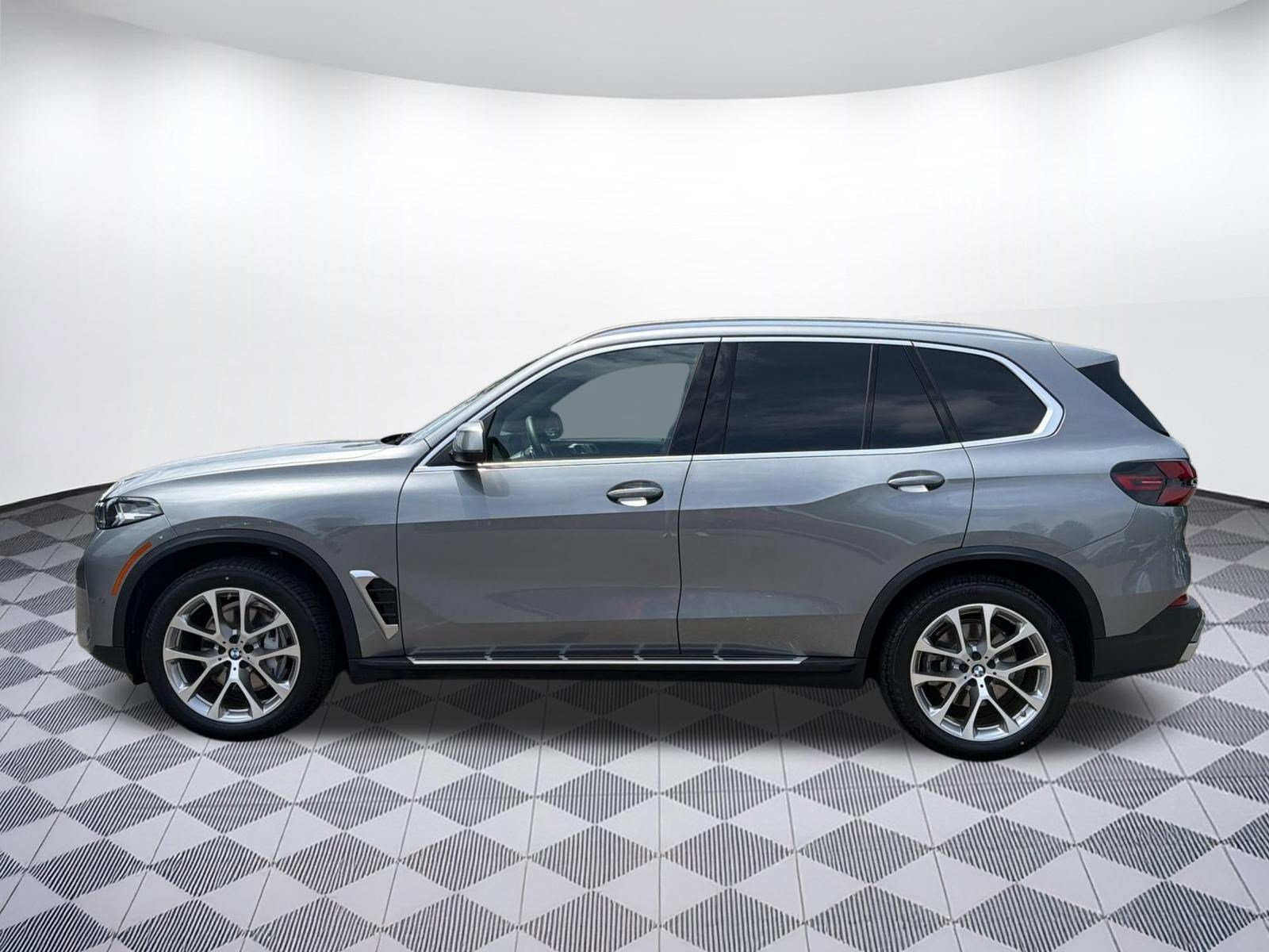 Used 2024 BMW X5 xDrive40i w/ Parking Assistance Package AWD/4WD image 2