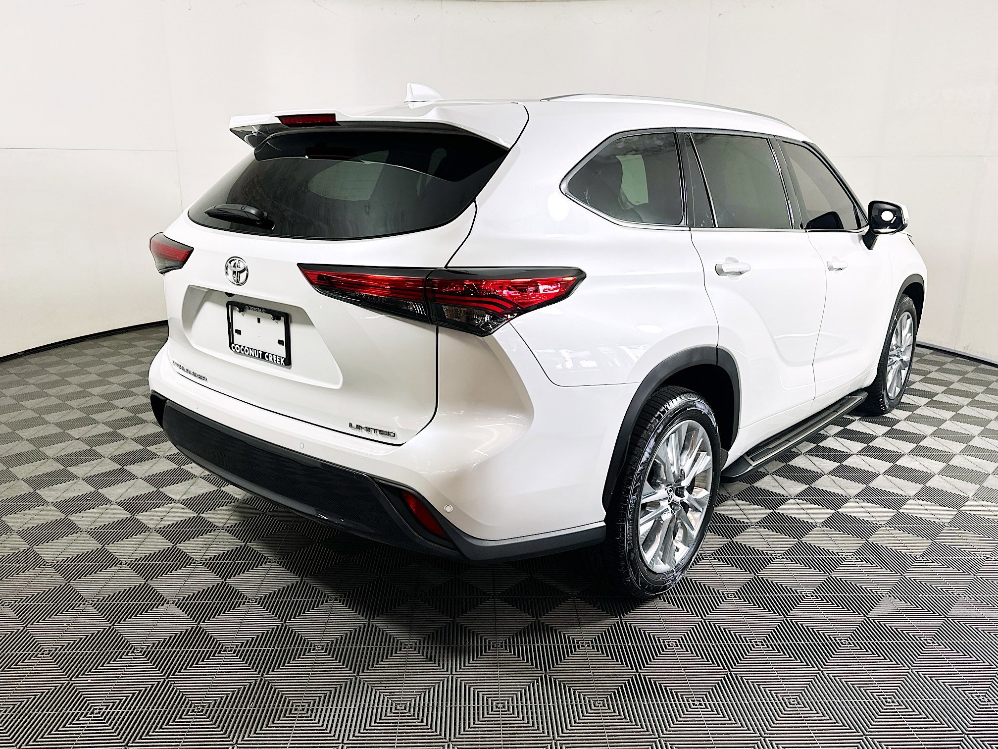 Used 2023 Toyota Highlander Limited image 3