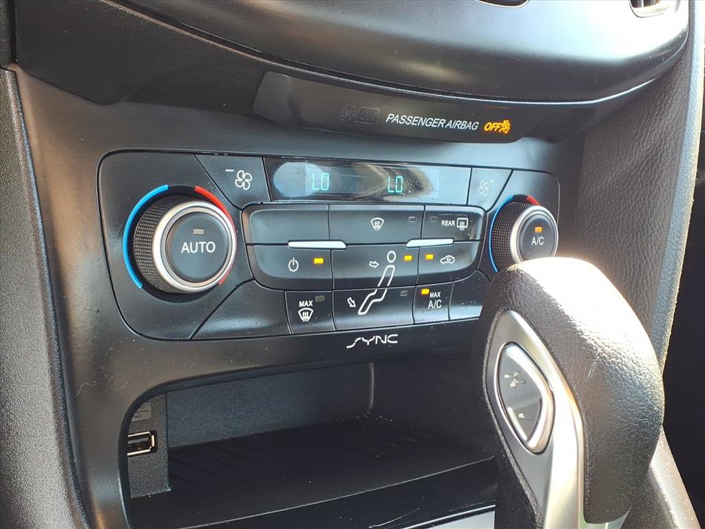 Used 2018 Ford Focus SE w/ SE Appearance Package image 14