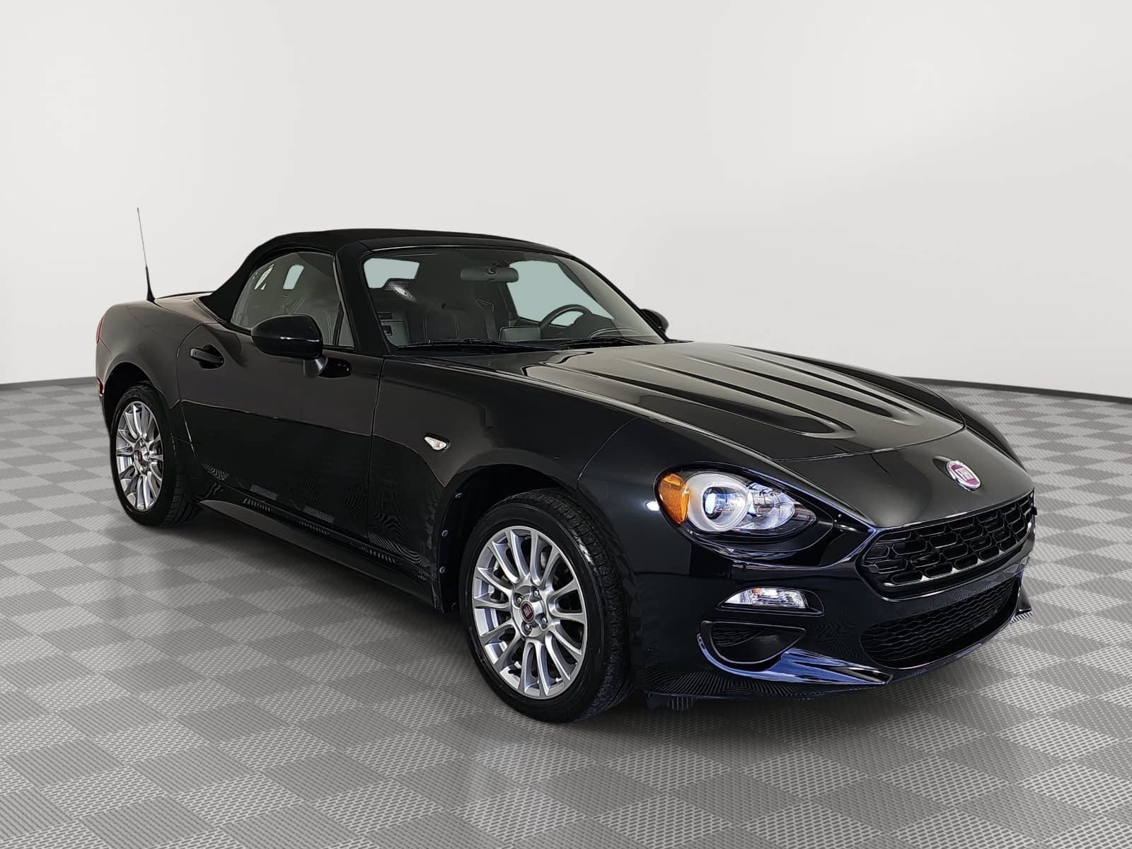 Used 2018 FIAT 124 Spider Classica w/ Technology & Siriusxm Group RWD image 2