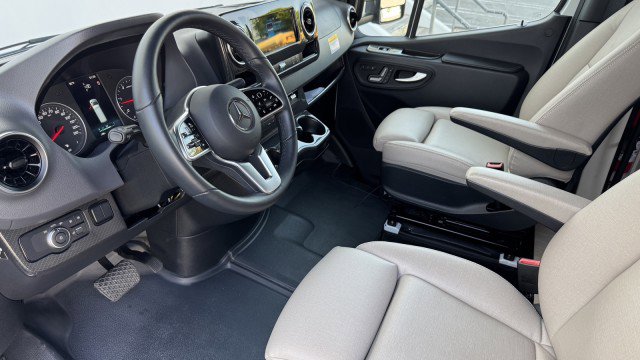 Used 2021 Mercedes-Benz Sprinter 3500 image 3