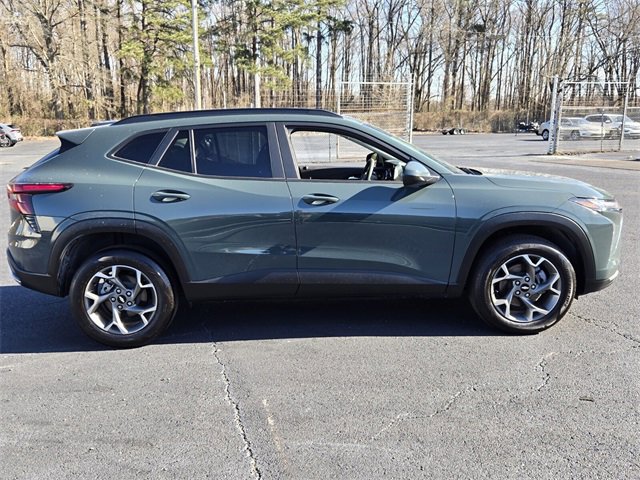 Used 2025 Chevrolet Trax LT image 2