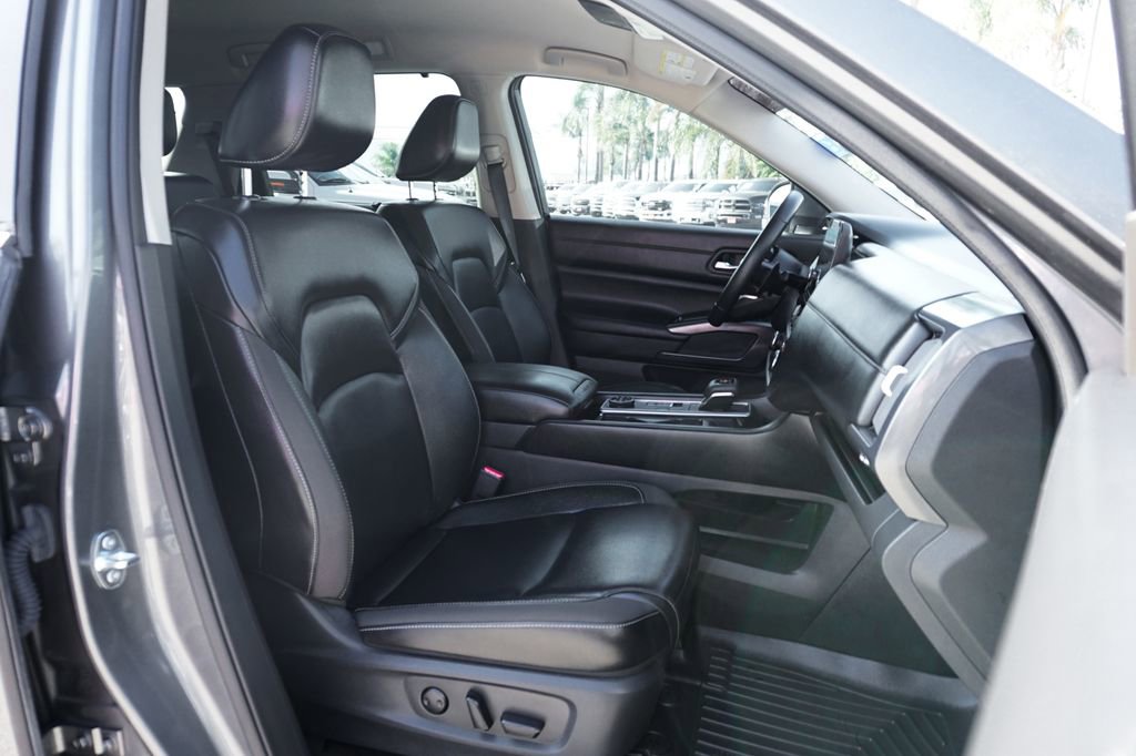 Used 2025 Nissan Pathfinder SL image 39